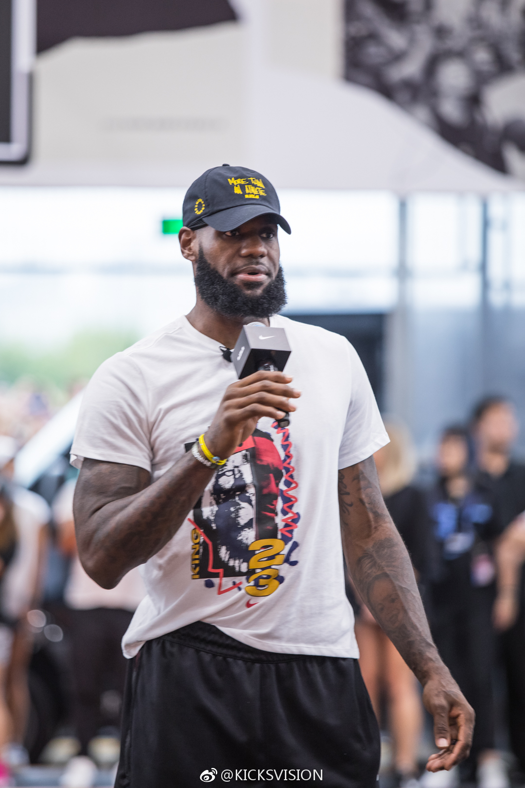 lebron james在今天开启了 上海之旅.跟着我们拍摄的照片来看看