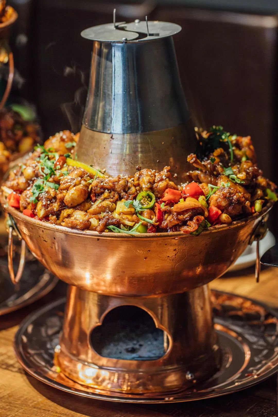 在汉街,魔都超火的双层炭火牛蛙终于开到武汉来了!