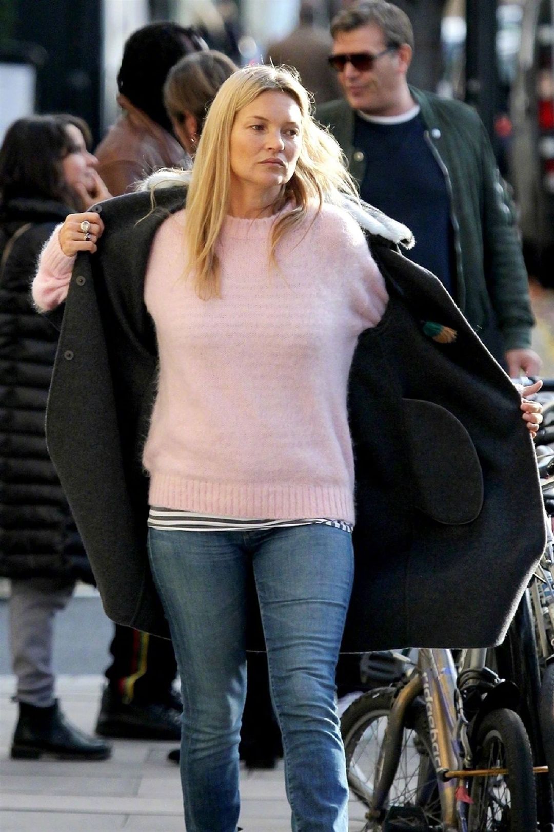 当地时间11月14日katemoss身穿粉色毛衣外出的街拍