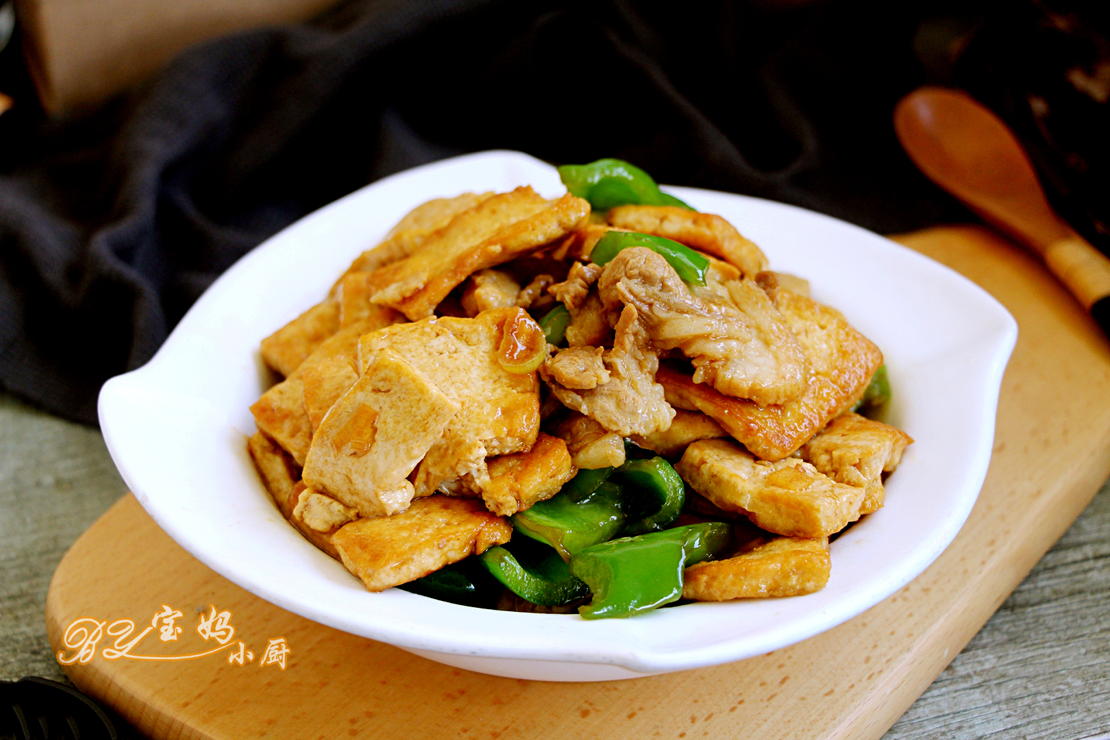 【嫩五花烧豆腐】食材:北豆腐660克,去皮五花肉130克,青椒半个,葱姜末