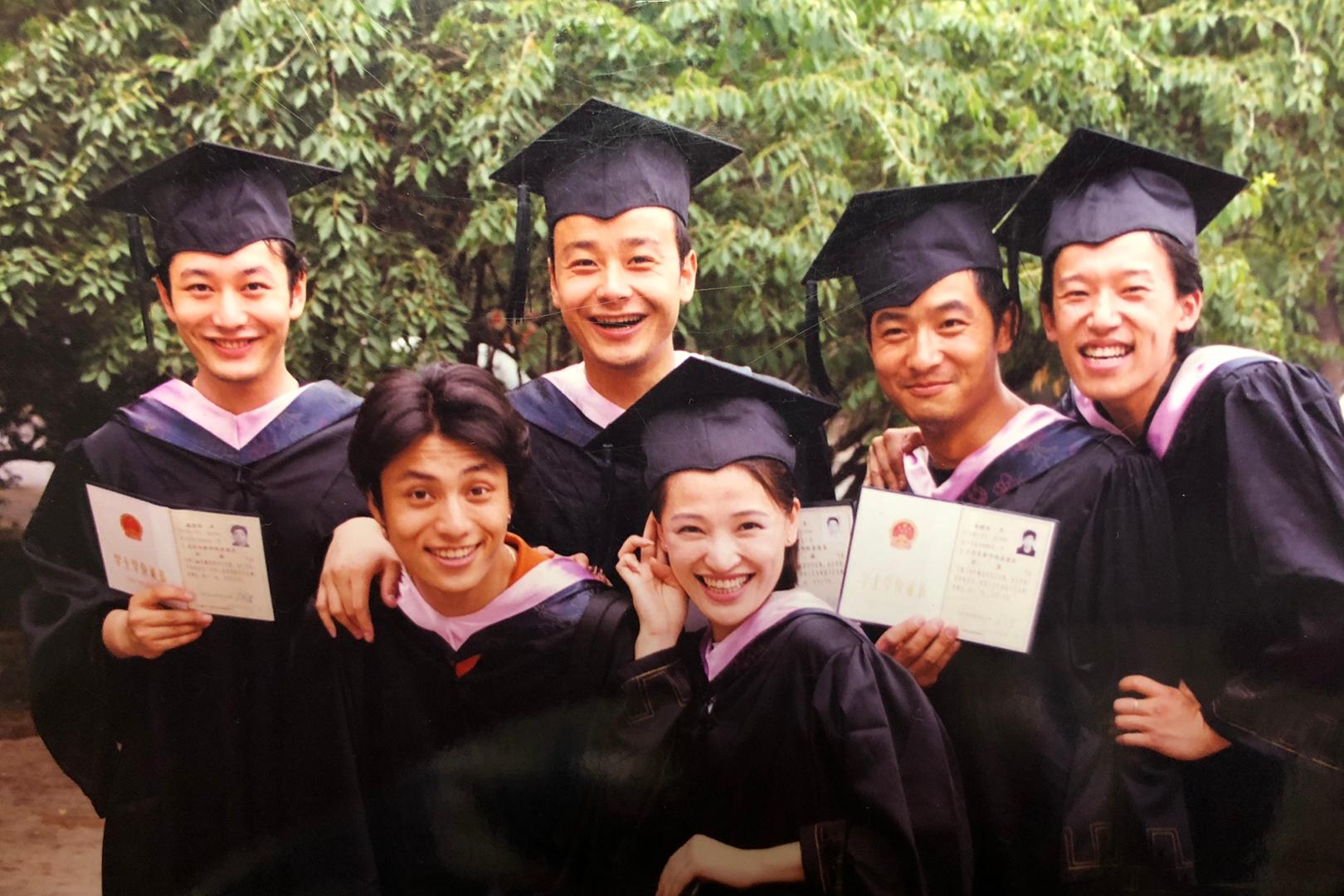 黄晓明生日,郭晓东晒大学毕业照送祝福,杨颖低