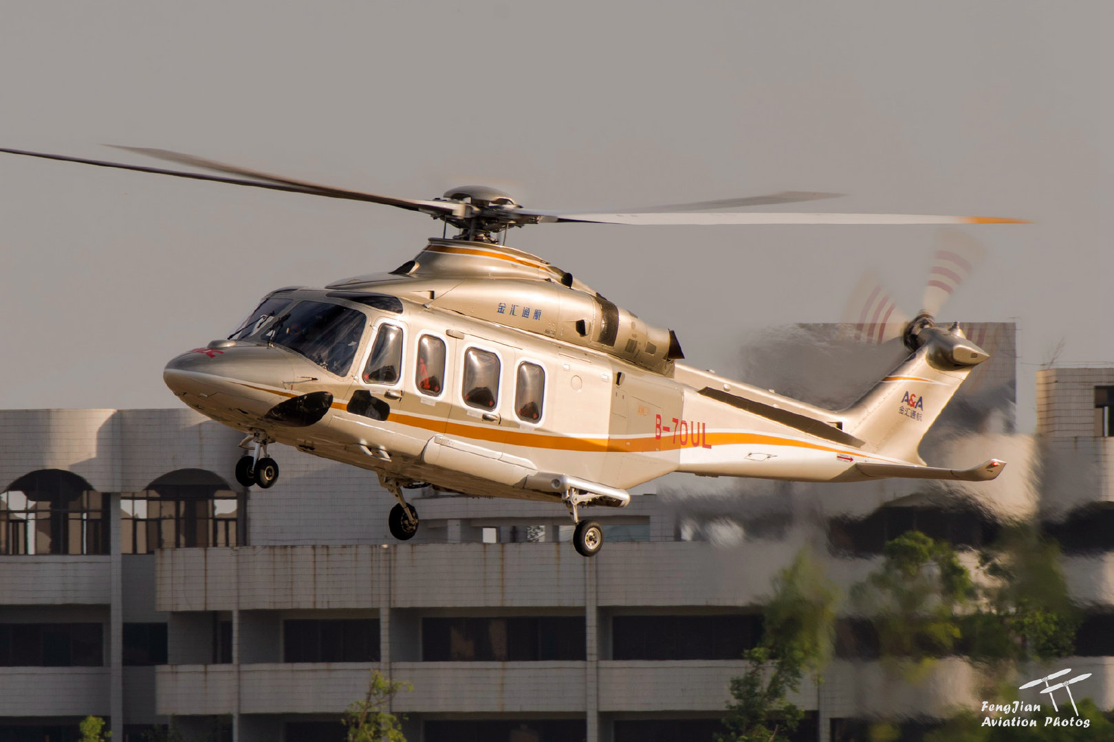 回顾2018珠海航展(1):土豪金的金汇通航aw139vip构型直升机.