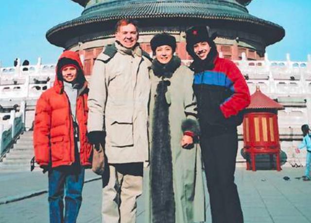 与刘晓庆同剧成名,大红时留学嫁美官员,今混血儿子帅气她仍优雅|陈烨