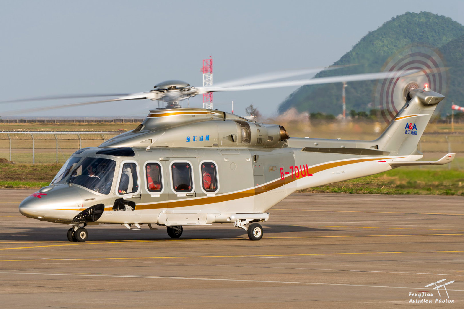 回顾2018珠海航展(1):土豪金的金汇通航aw139vip构型直升机.