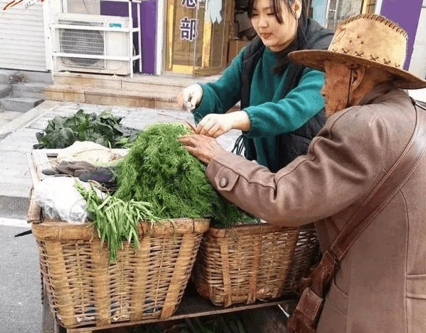 91岁大爷卖菜30年, 吆喝功夫堪称"狮子吼"!