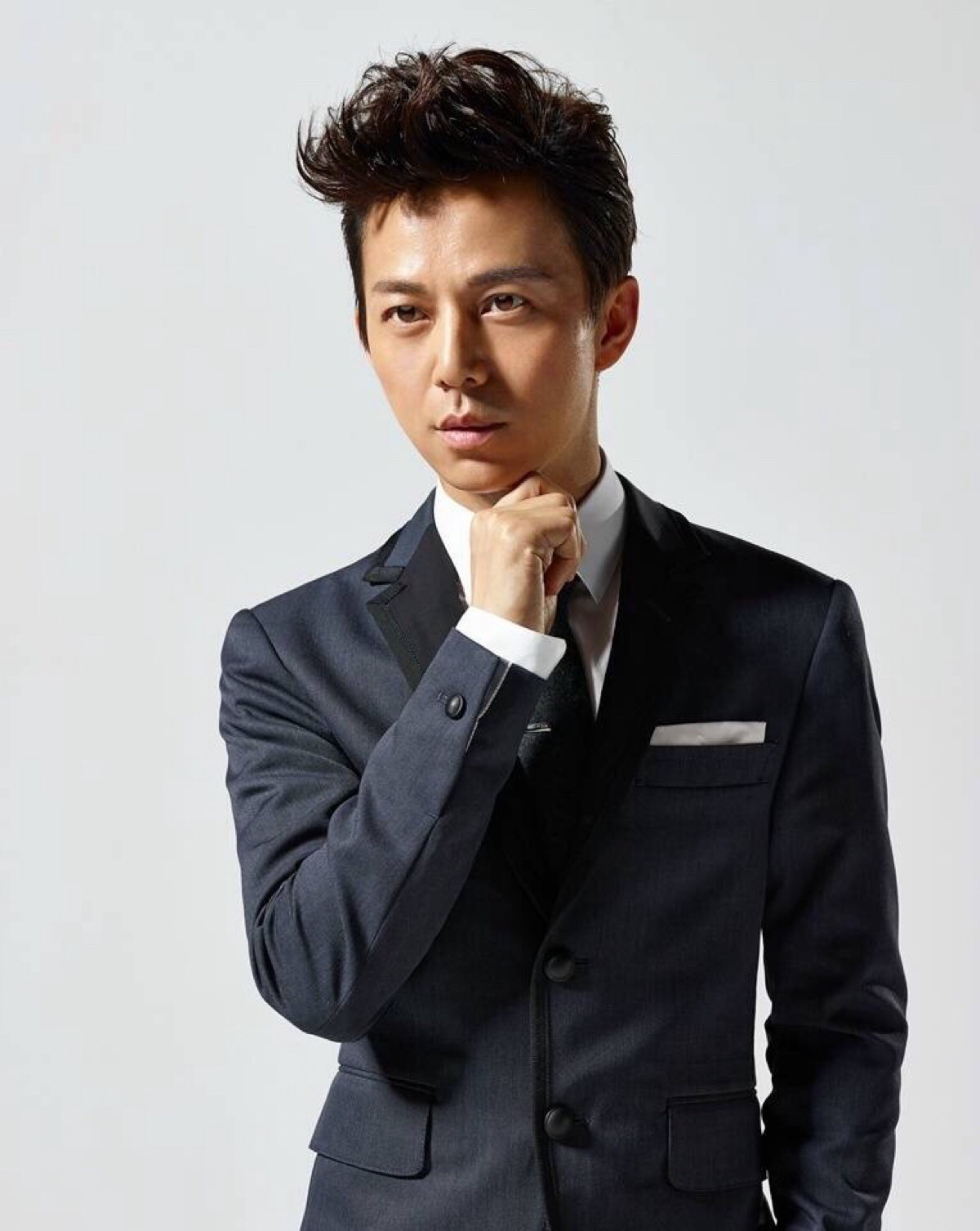 何炅粉丝过亿,下一个微博粉丝过亿的明星是杨