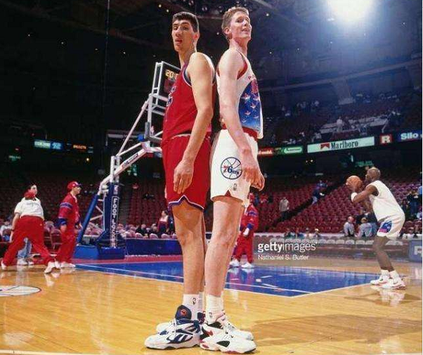 此人就是姚明进入nba的时候,在小牛效力的中锋 肖恩-保罗-布拉德利