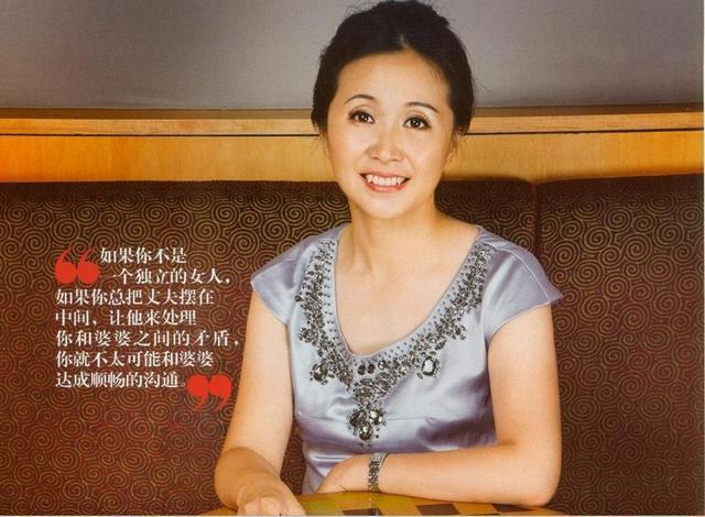 52岁黄菡一家近照,与作家老公恩爱26年,女儿甜美,如今气质优雅