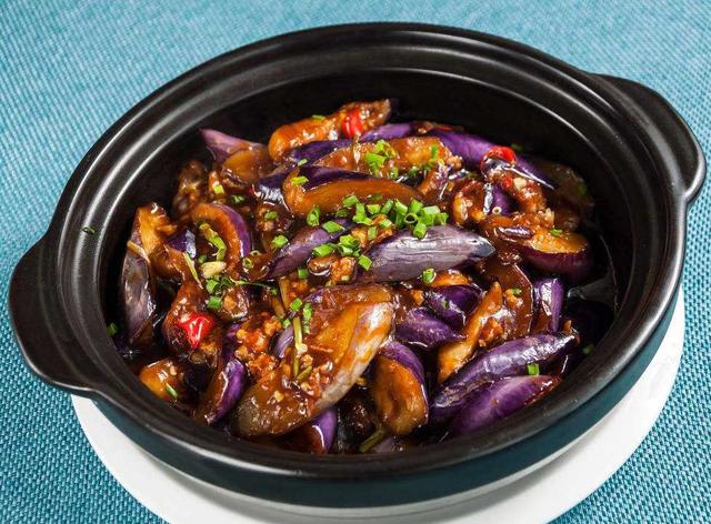 饭店最火的鱼香茄子煲做法,比红烧肉还香,3分钟就学会,超好吃