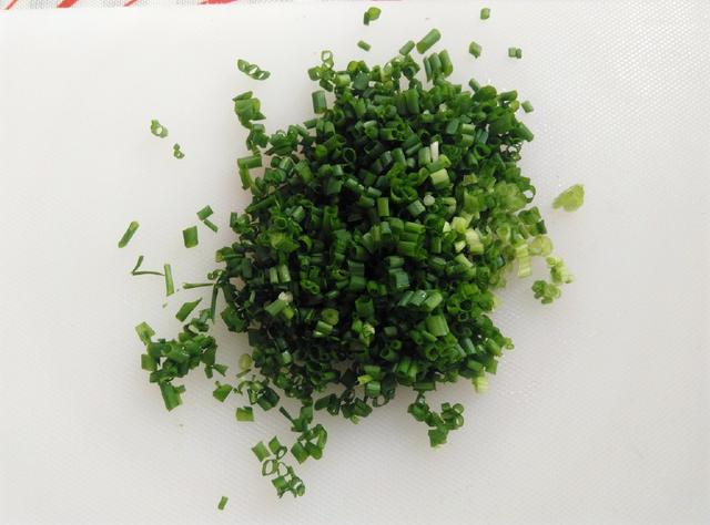 香葱洗净,去掉白色的节段,切成小段的葱粒1.