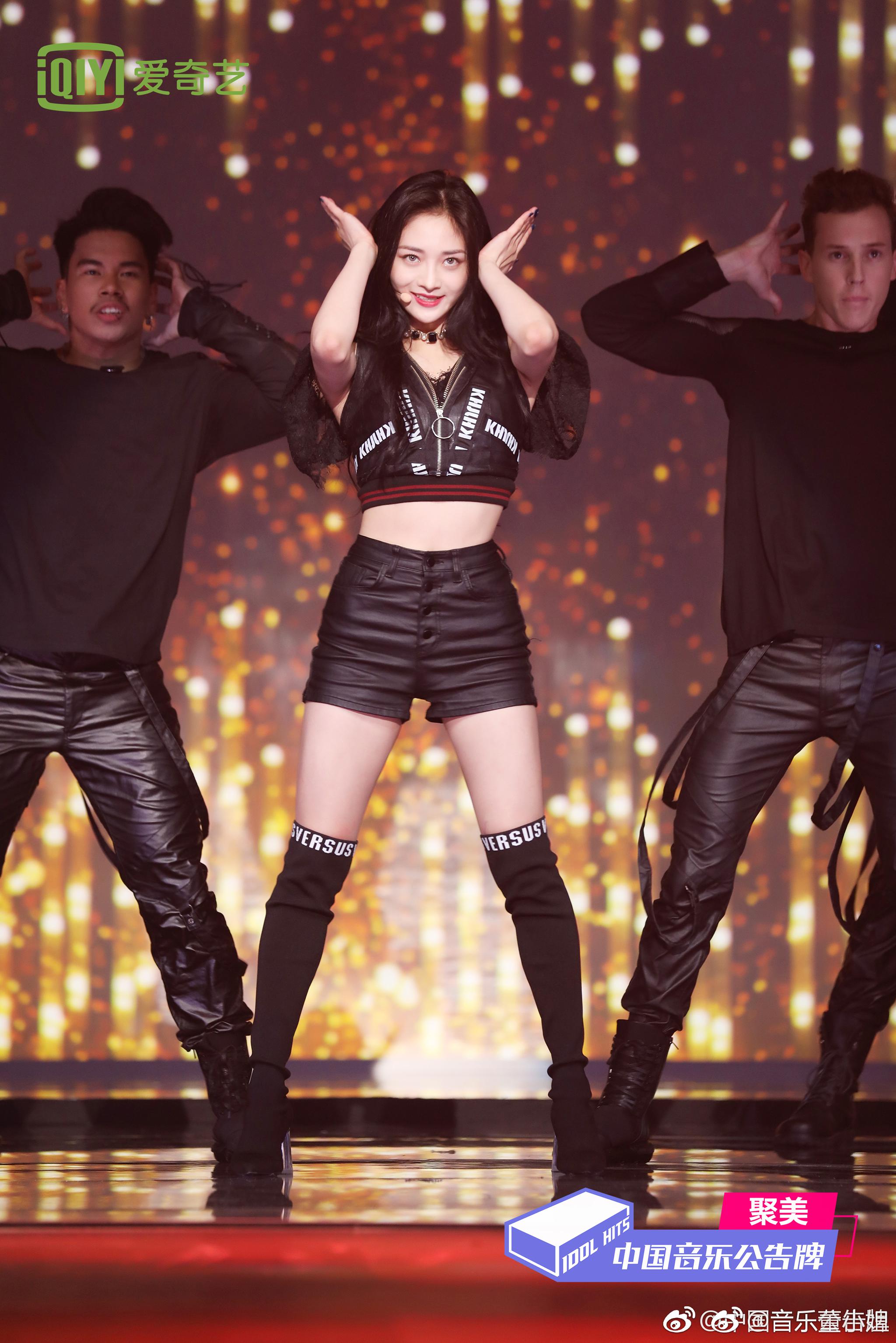 周洁琼首个中国个人舞台台上台下完全两个人台上随歌曲风格性感