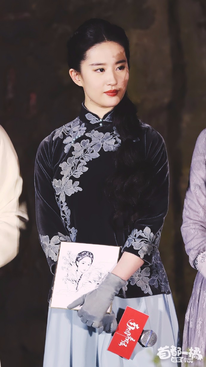 刘亦菲穿民国装出席新剧《南烟斋笔录》发布会,肤白貌美笑容甜美