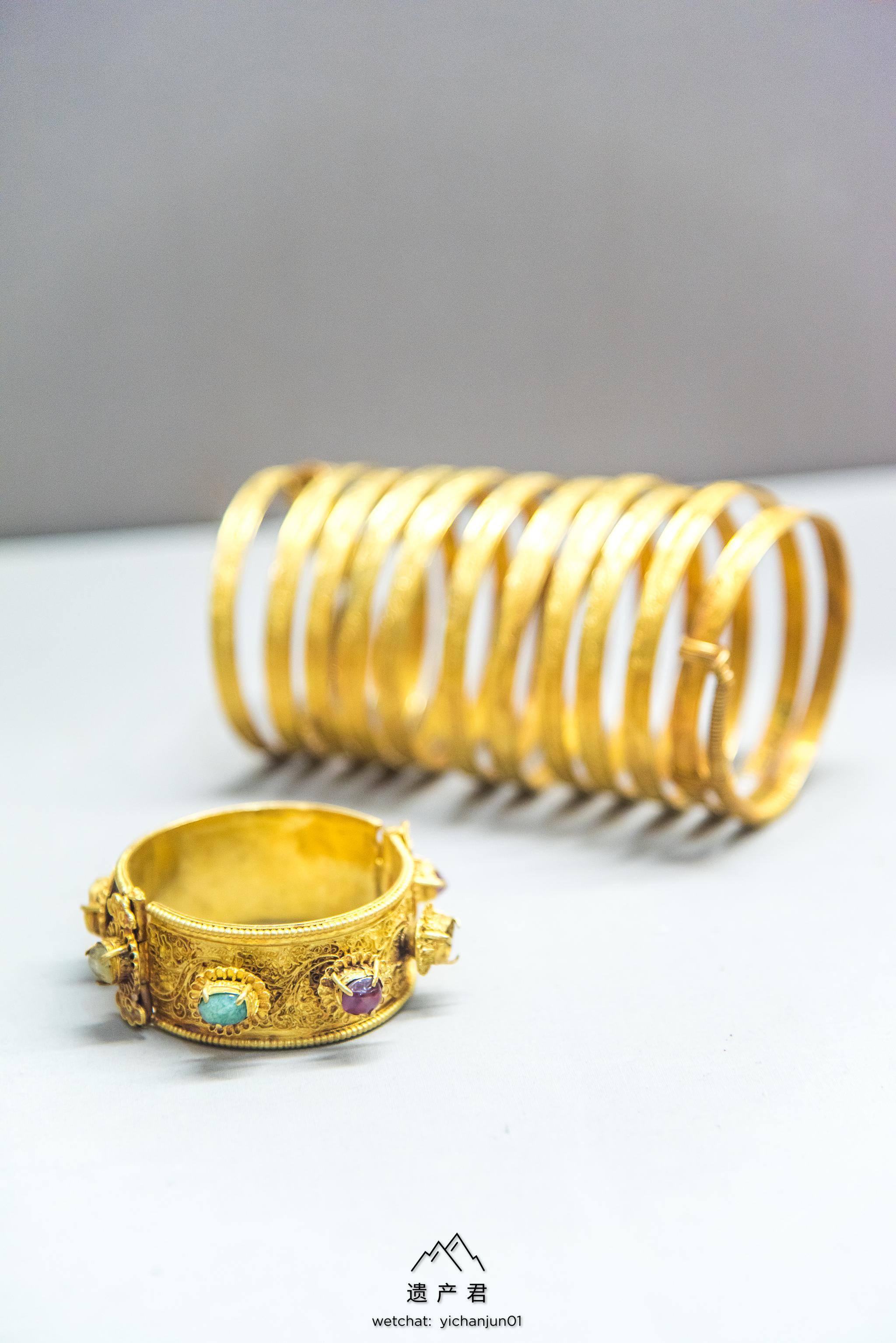 湖北省博物馆藏明代金镶宝石镯和金圆形金钑花钏