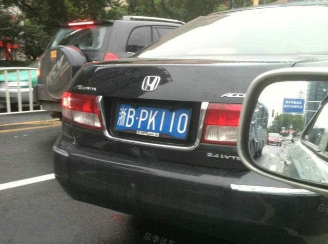 两辆车撞在一起,车主下车看到车牌后,两人欢笑拍照了!