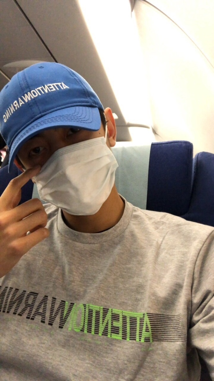 但神情显落寞;4月27日,纪凌尘更新微博晒出一张自拍,但是没有配任何