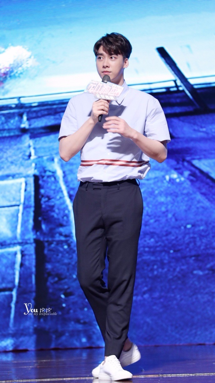 李易峰穿浅蓝色短袖衬衫搭配黑色西裤亮相,皮肤白皙帅气十足