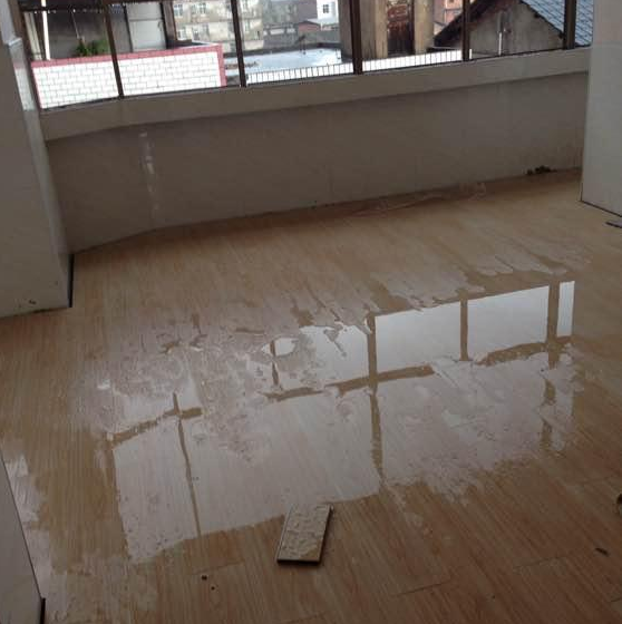 新房装修没装窗户就铺地板一场大雨全泡水师傅说都是业主的错