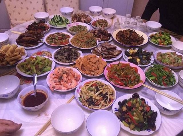 去城里儿子家过年儿媳做了一桌子饭菜隔日我偷偷回了乡下