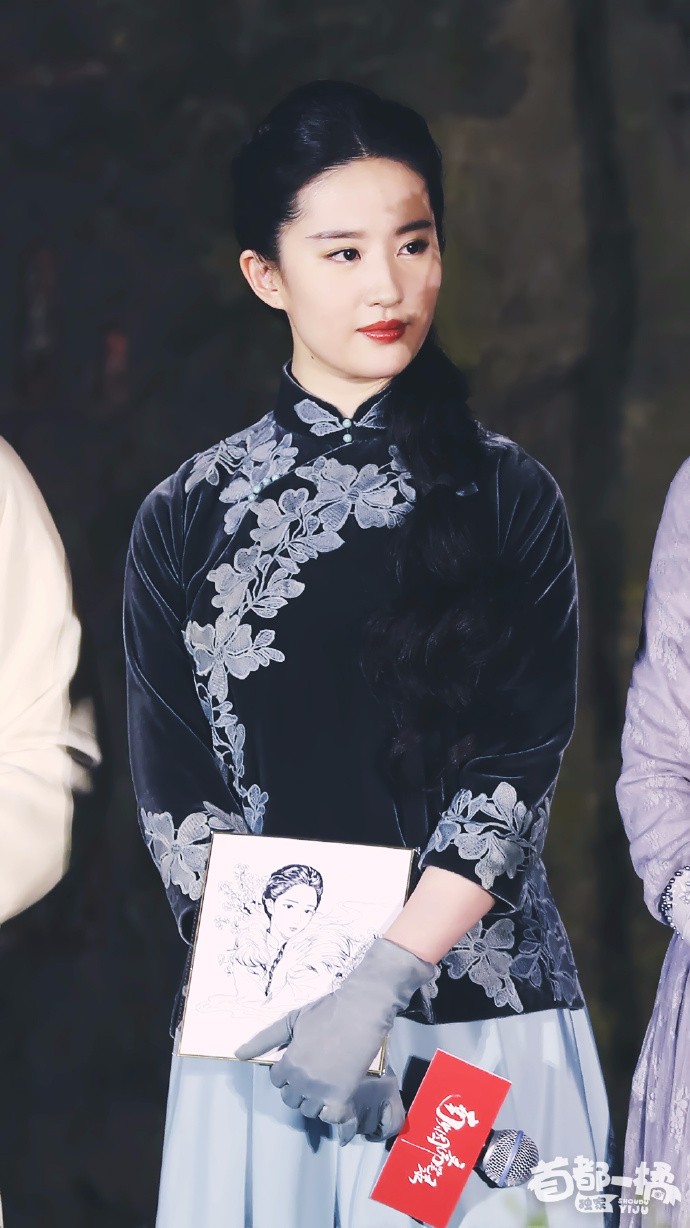 刘亦菲穿民国装出席新剧《南烟斋笔录》发布会,肤白貌美笑容甜美