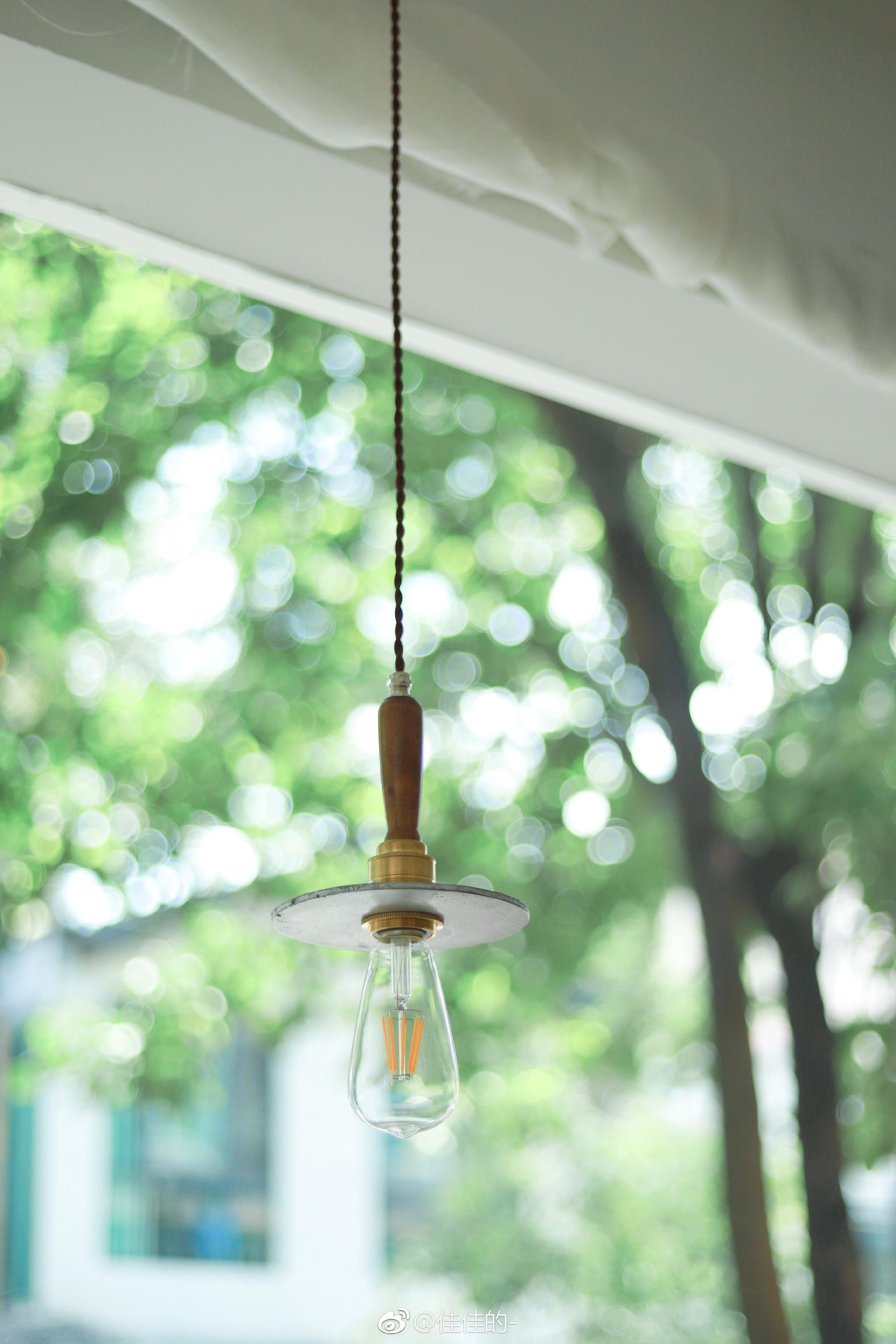 「盛夏,冰梅撞碗,水汽氤氲,日常一乏了就着窗边困去,细碎的阳光透过树