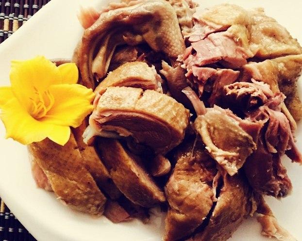 肥嫩多汁的盐水鸭,鸭皮白肉嫩肥而不腻,还有补血的效果