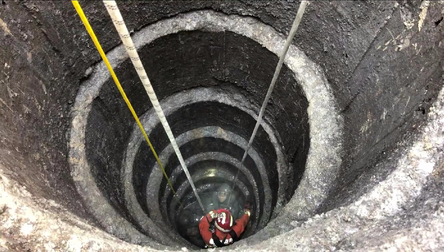 惊心动魄 衢州一工人被困7米深井