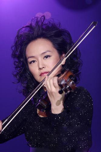 有一天,孙晓梅的哥哥在门前拉舒伯特的《小夜曲》,小小的孙晓梅一人坐