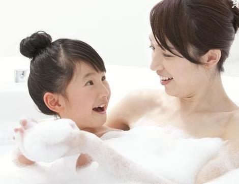 母女一同洗澡女儿问起我们身体为何不一样,我该怎么回答