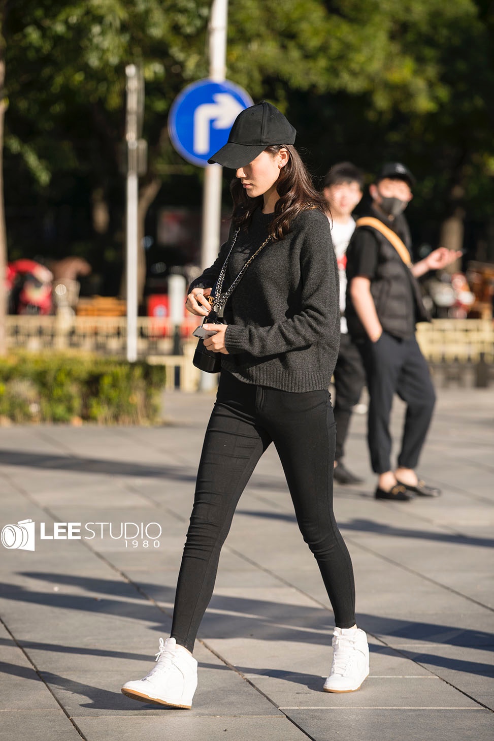 街拍;棒球帽下的美丽的脸