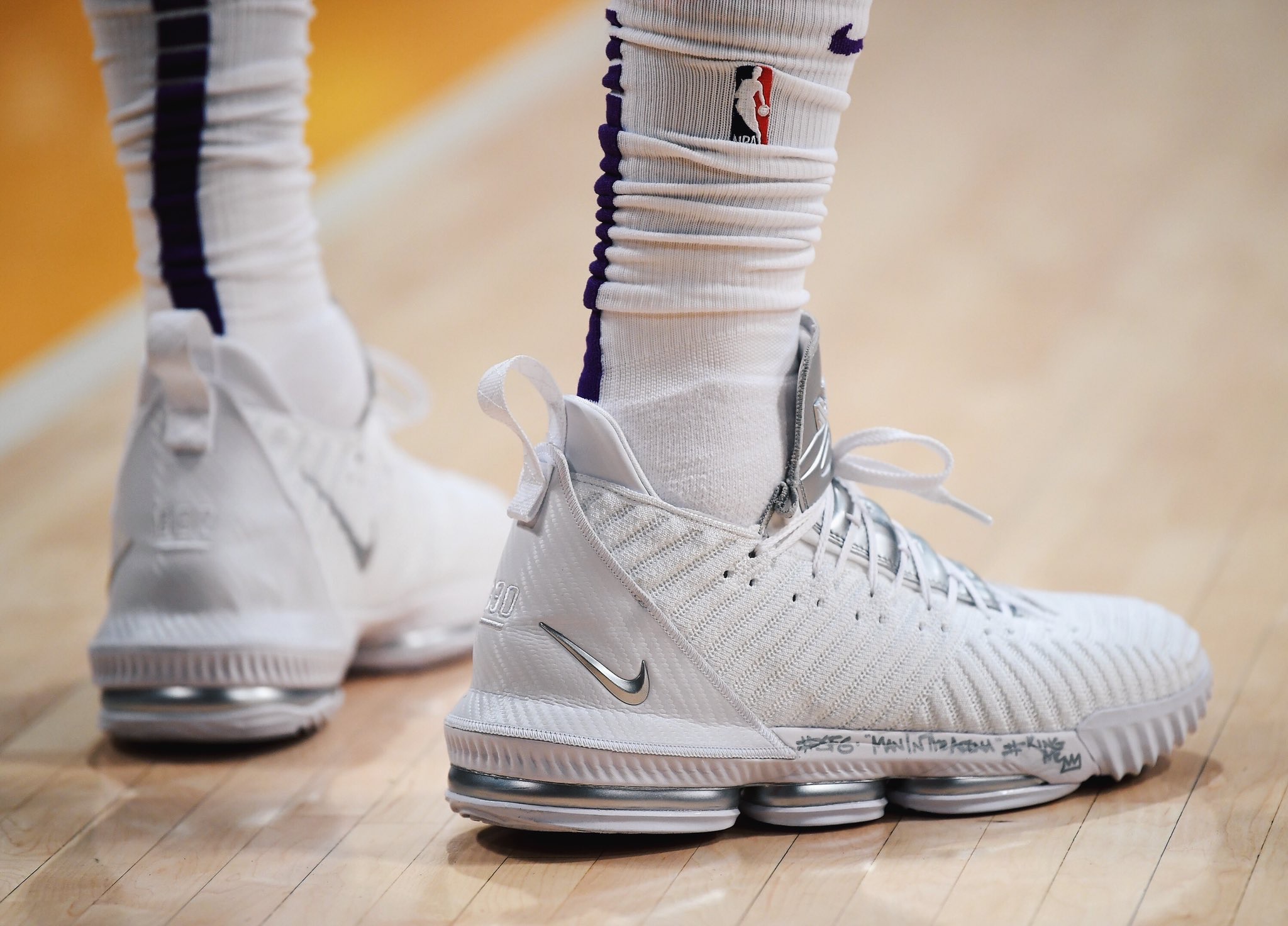 詹姆斯今天穿的白色 "lebron 16" 很帅