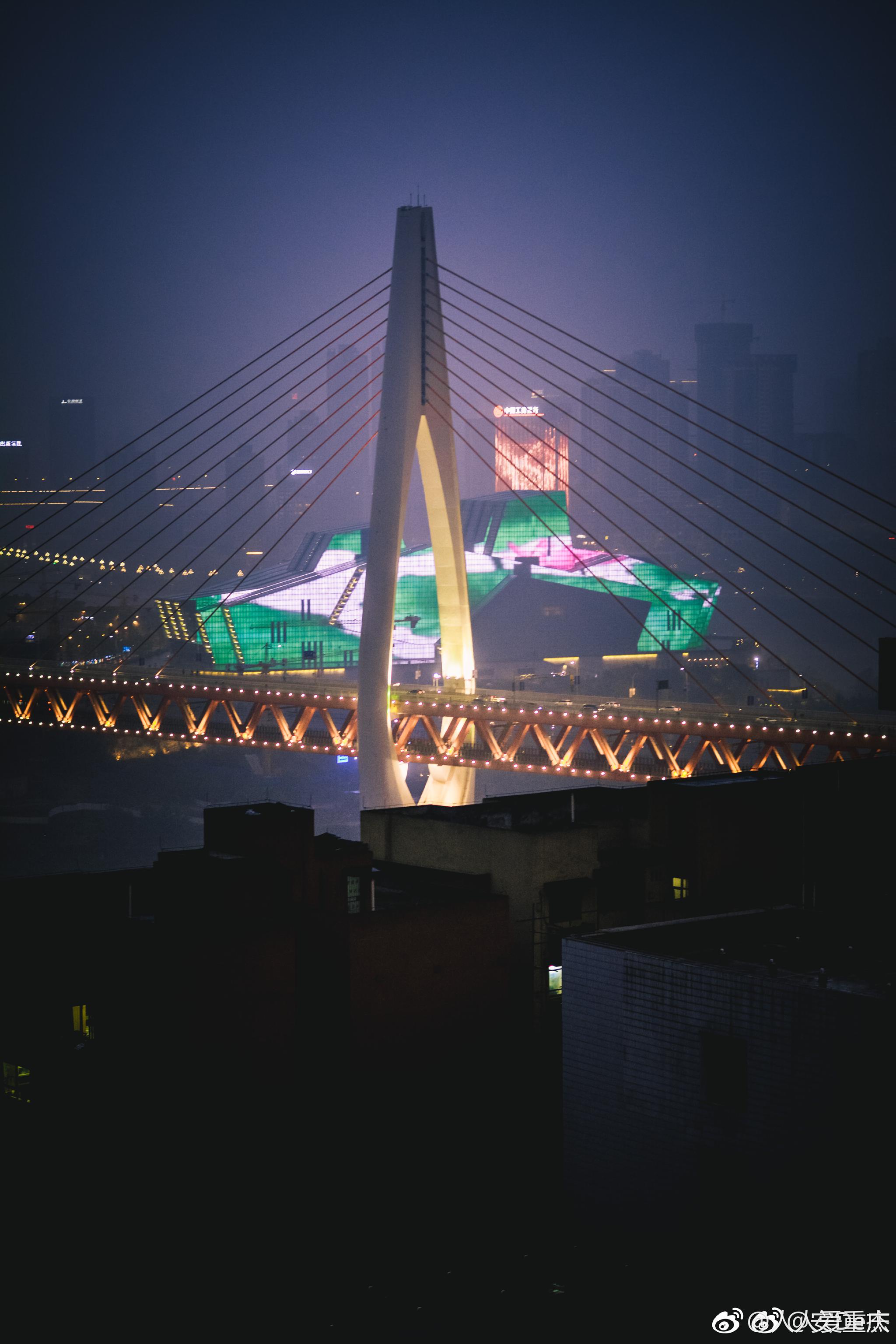 沉沦在重庆的夜晚建筑在璀璨灯光的映照下,显得更加错落有致