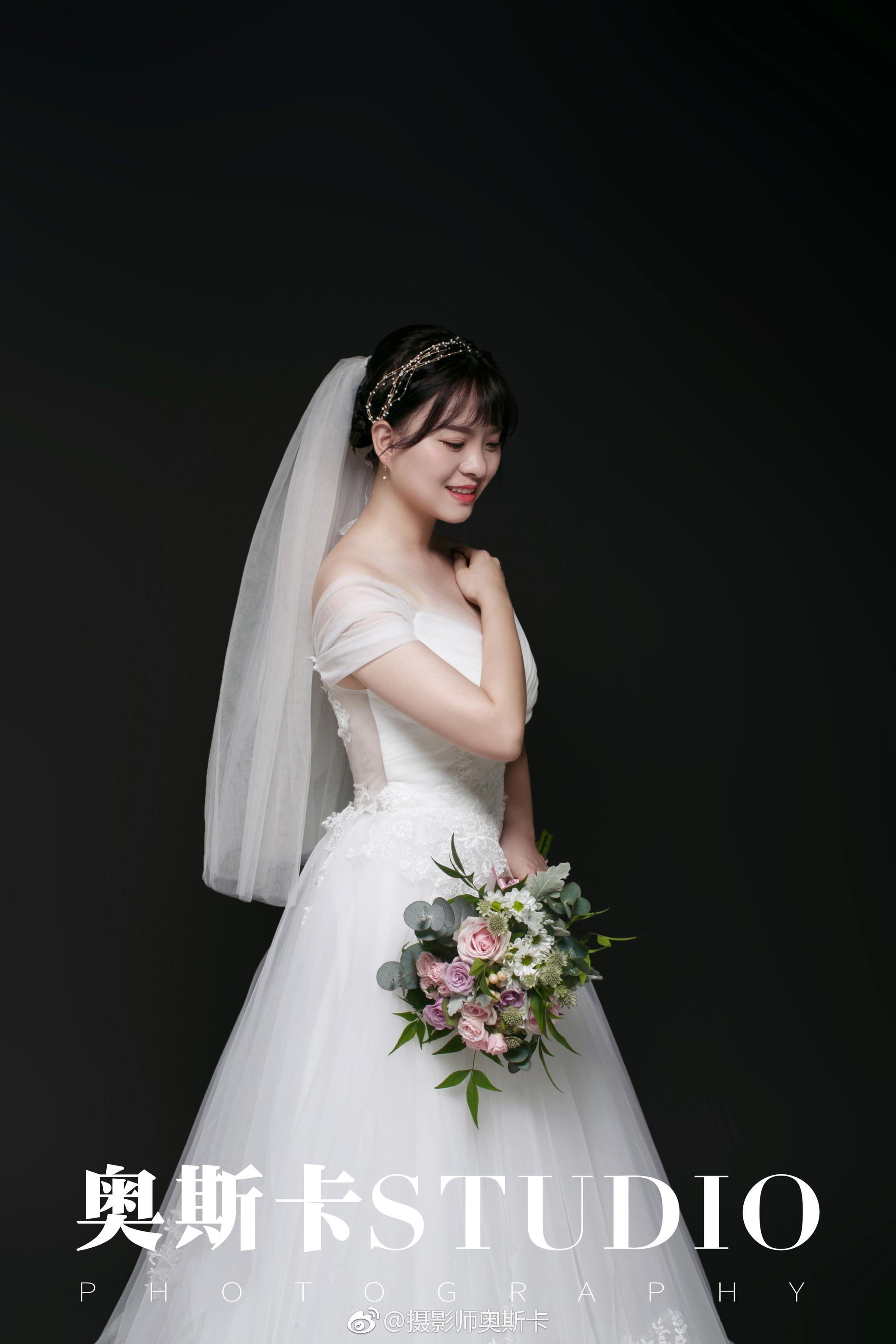 黑色的背景与白纱相衬很大气,很端庄!经典