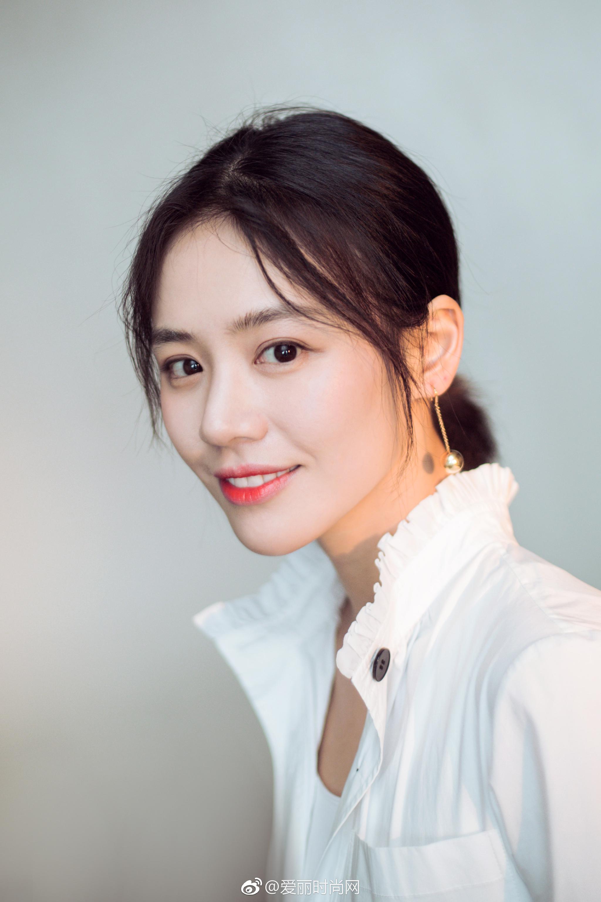 马思纯亮相某品牌活动,身穿mo&co白衬衫搭配mcq半身a字裙