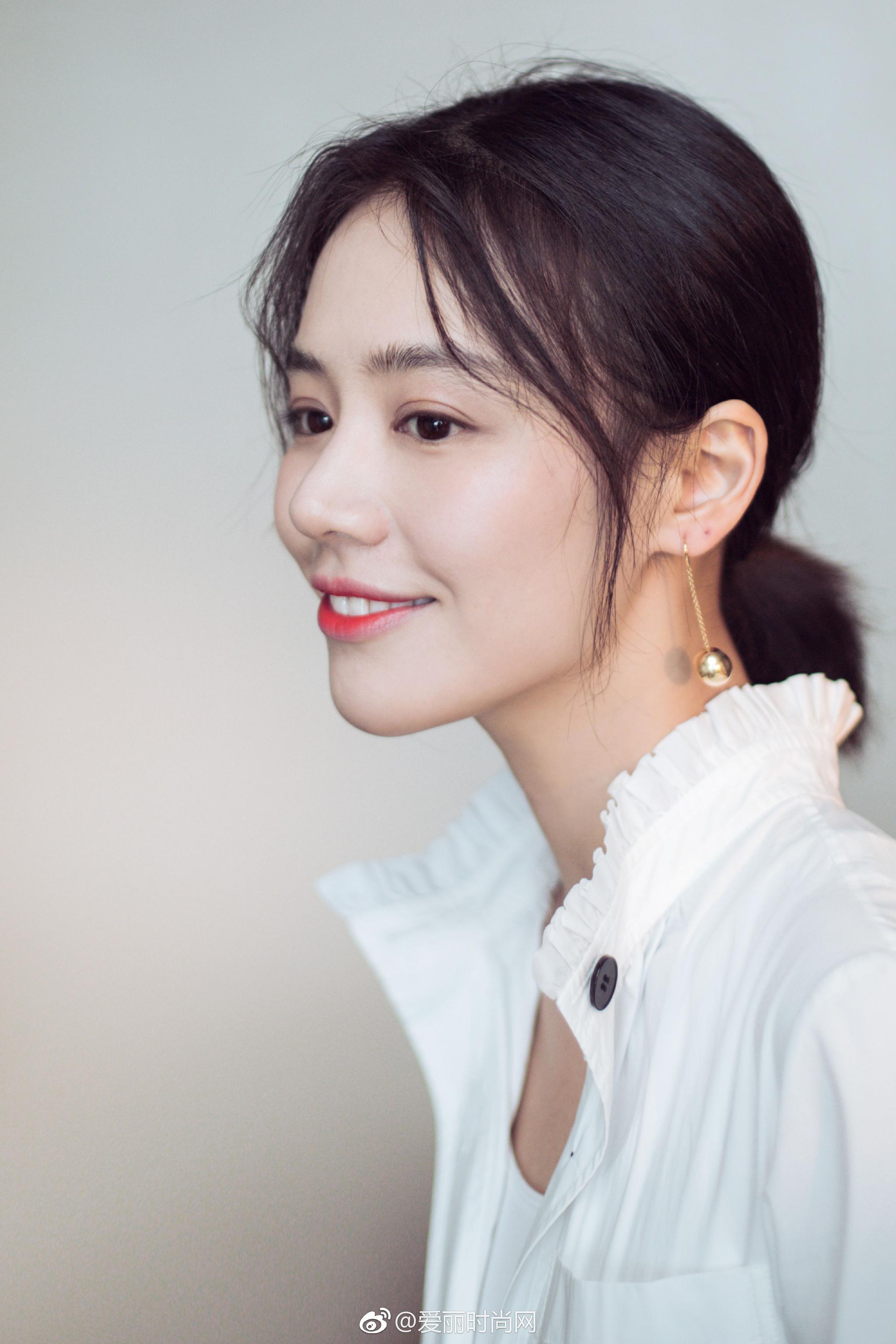 马思纯亮相某品牌活动,身穿mo&co白衬衫搭配mcq半身a字裙