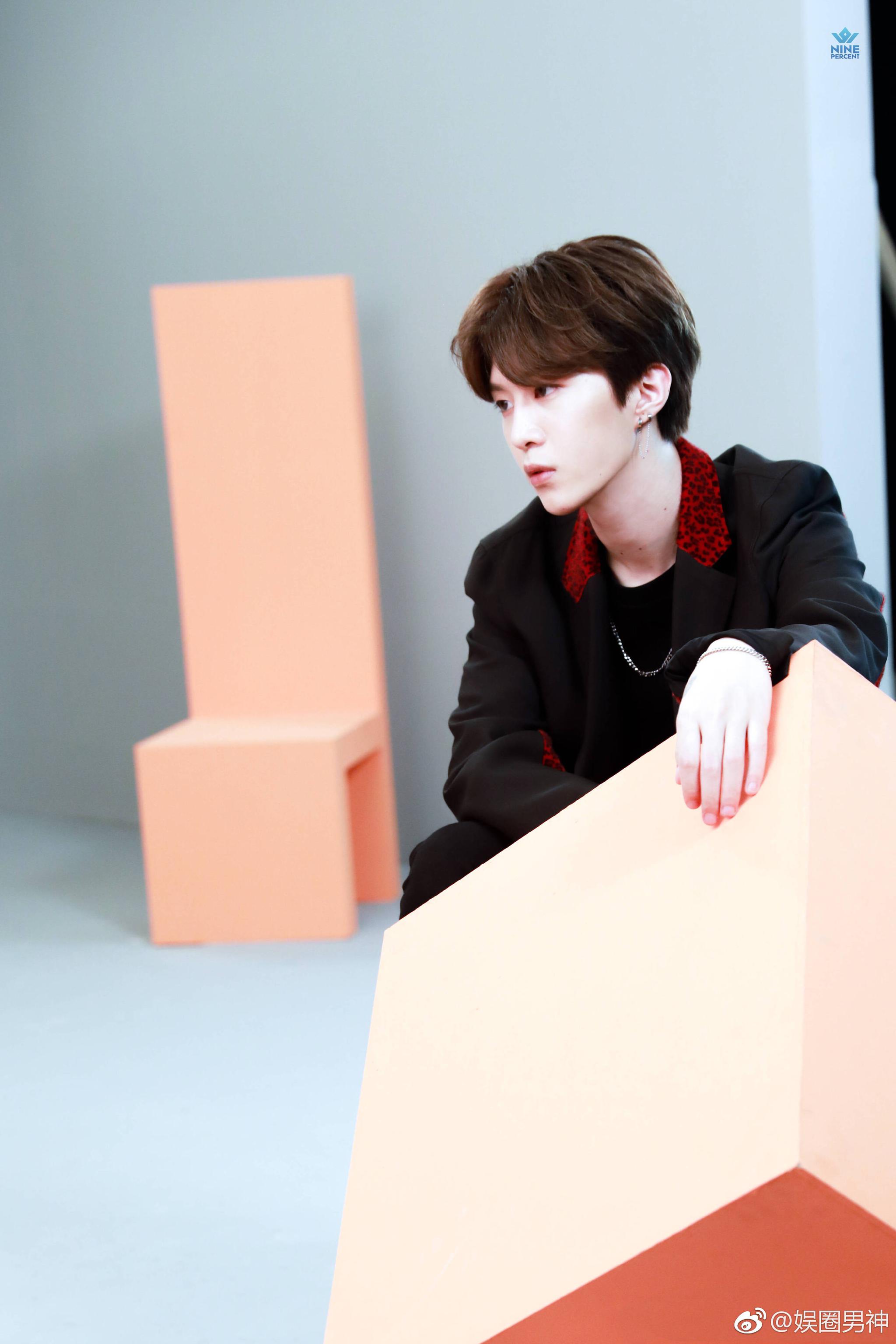 新鲜写真大片出炉|黄明昊|蔡徐坤|写真大片_新浪新闻