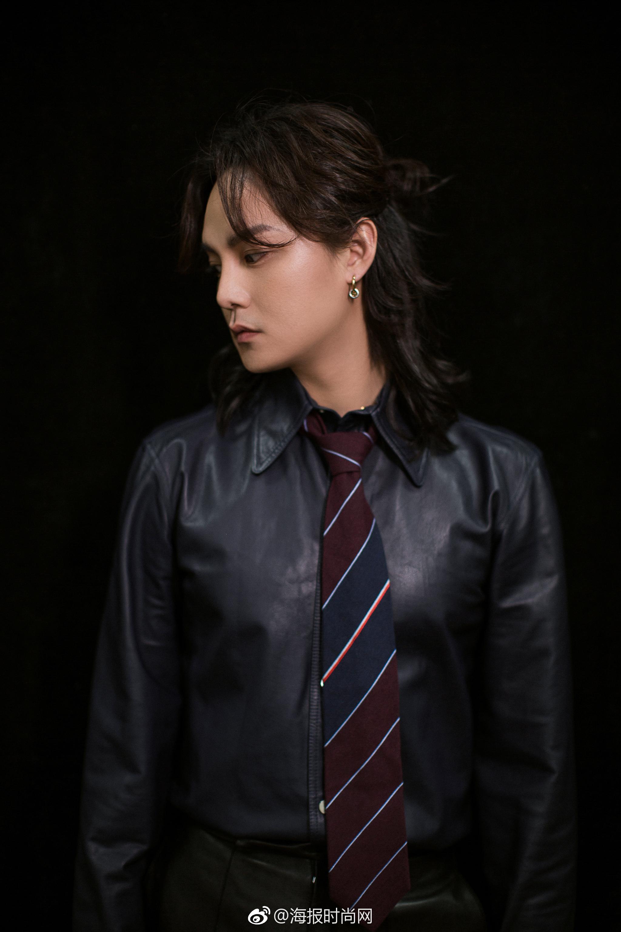 今日,@尹正 以长发造型出席某品牌活动