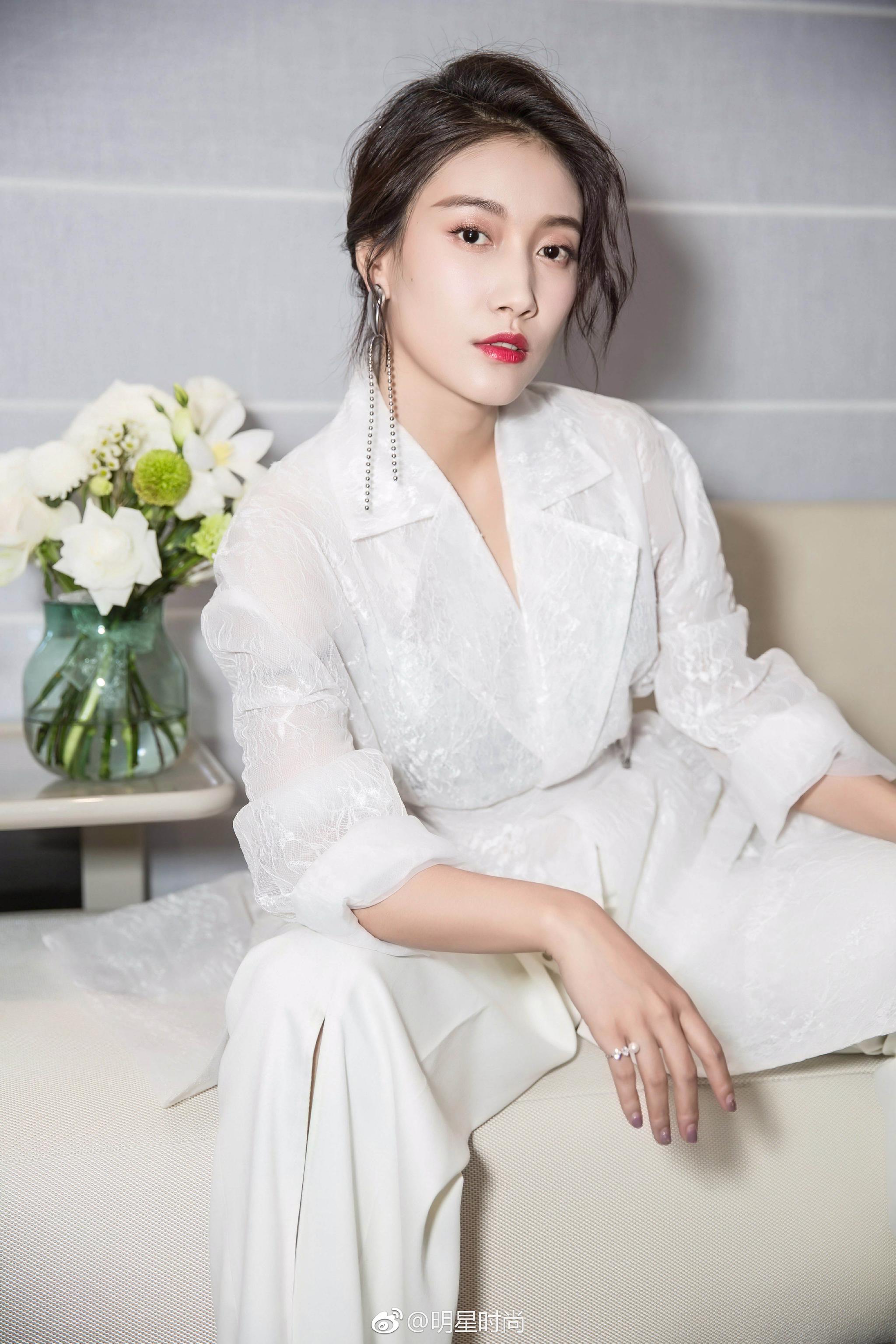 今日身着纱质风衣亮相某杂志盛典的@啜妮 时尚有型