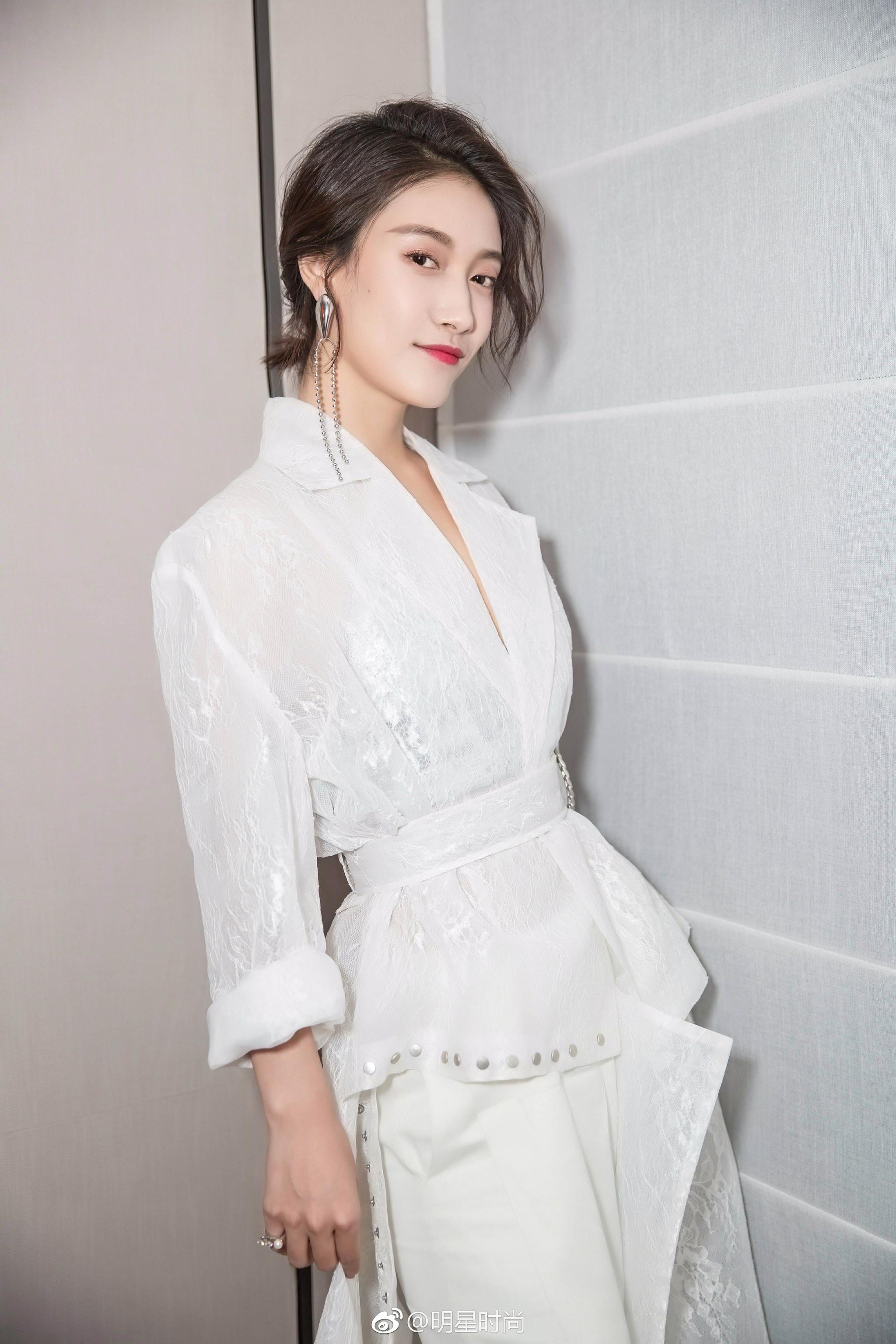 今日身着纱质风衣亮相某杂志盛典的@啜妮 时尚有型