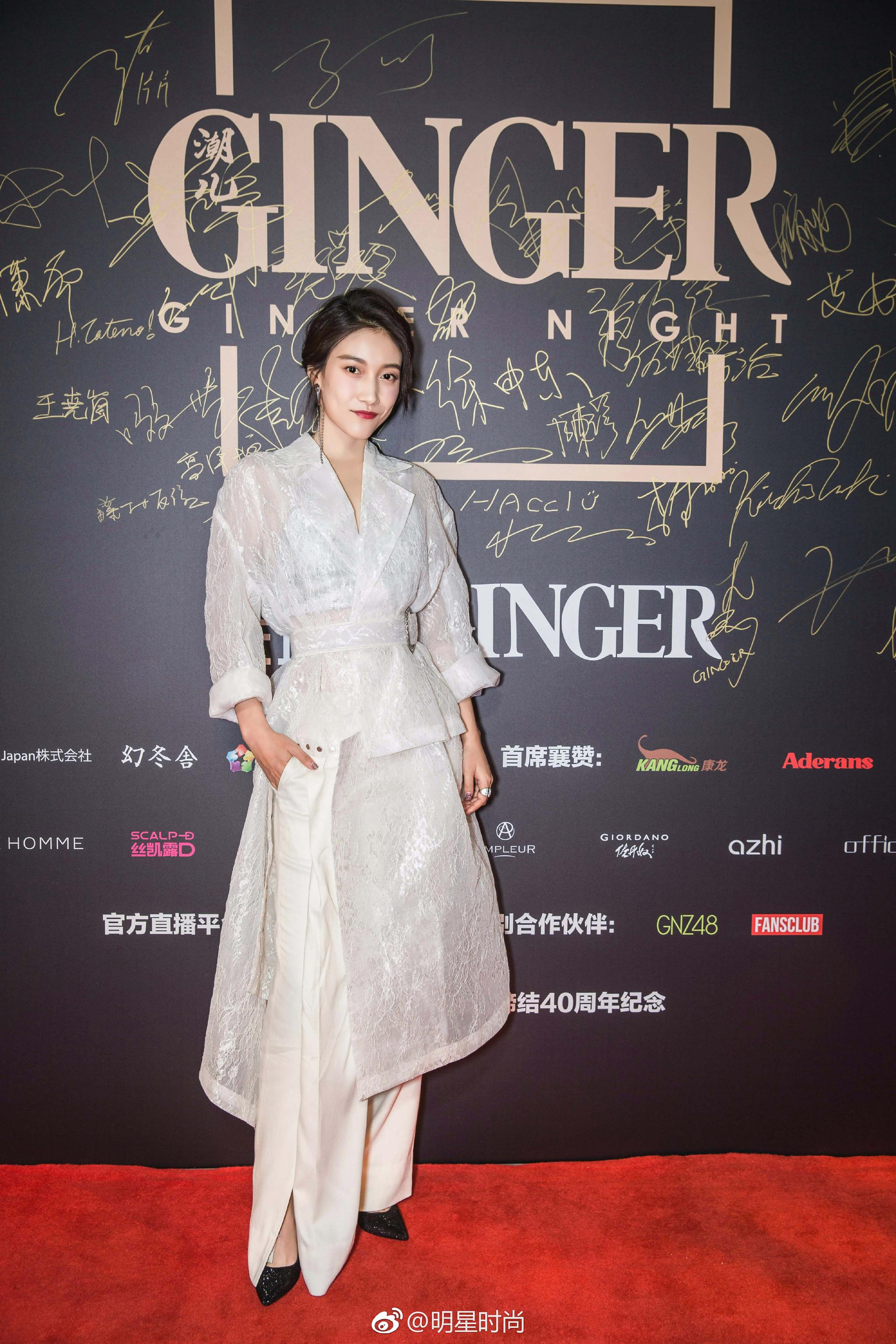 今日身着纱质风衣亮相某杂志盛典的@啜妮 时尚有型