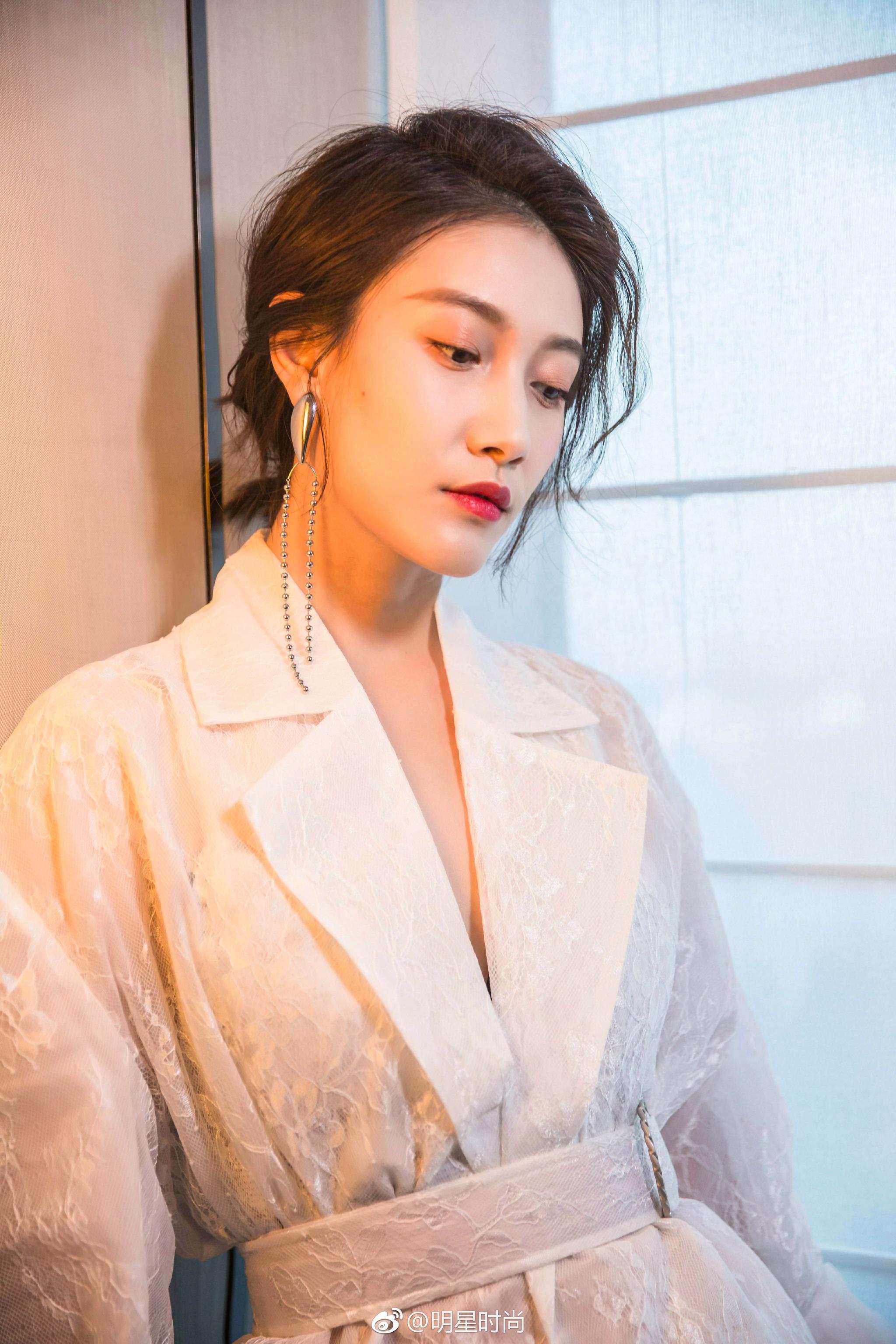 今日身着纱质风衣亮相某杂志盛典的@啜妮 时尚有型