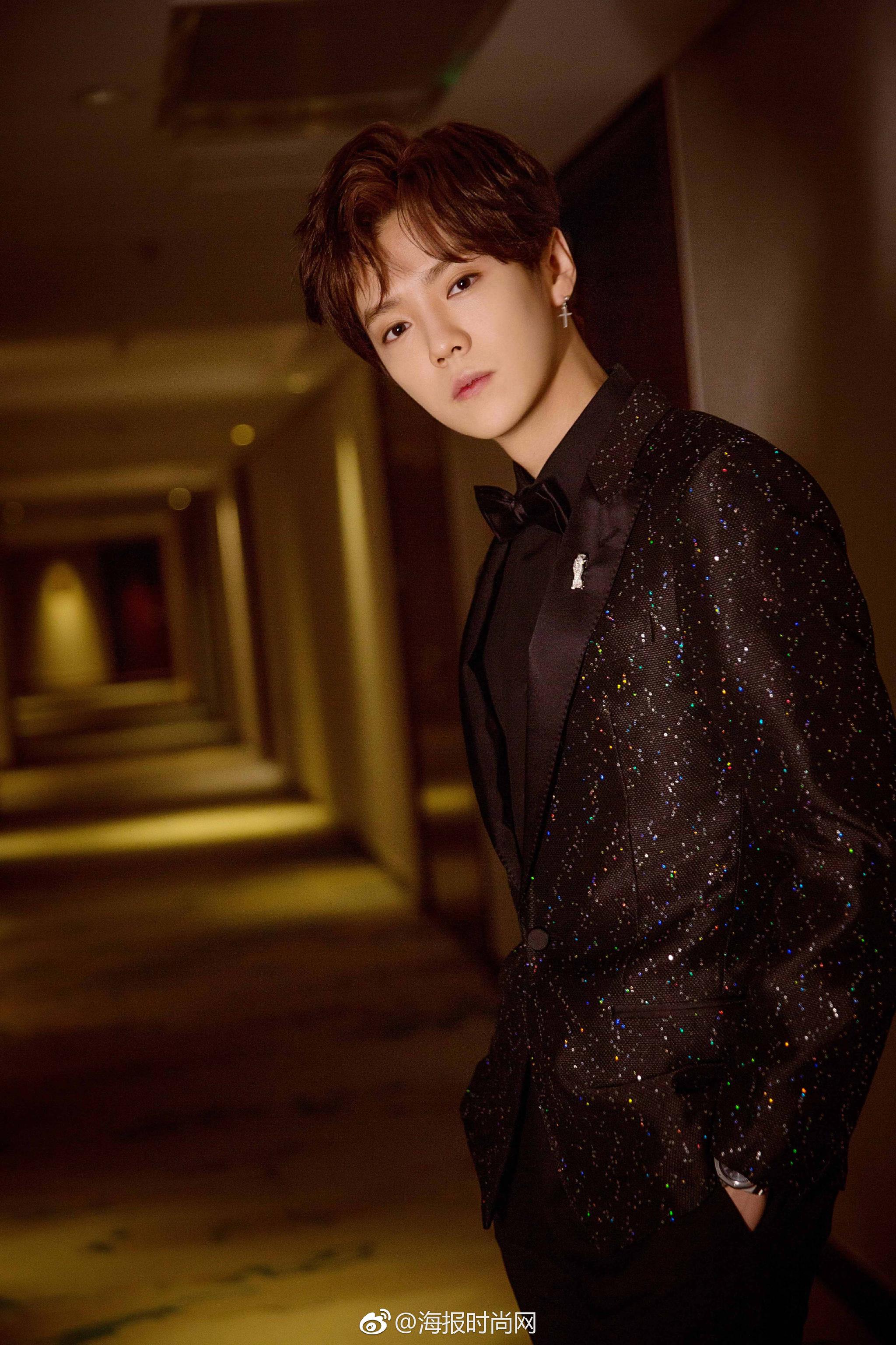 鹿晗@m鹿m 身着lanvin 2019早春系列黑色亮片西服套装