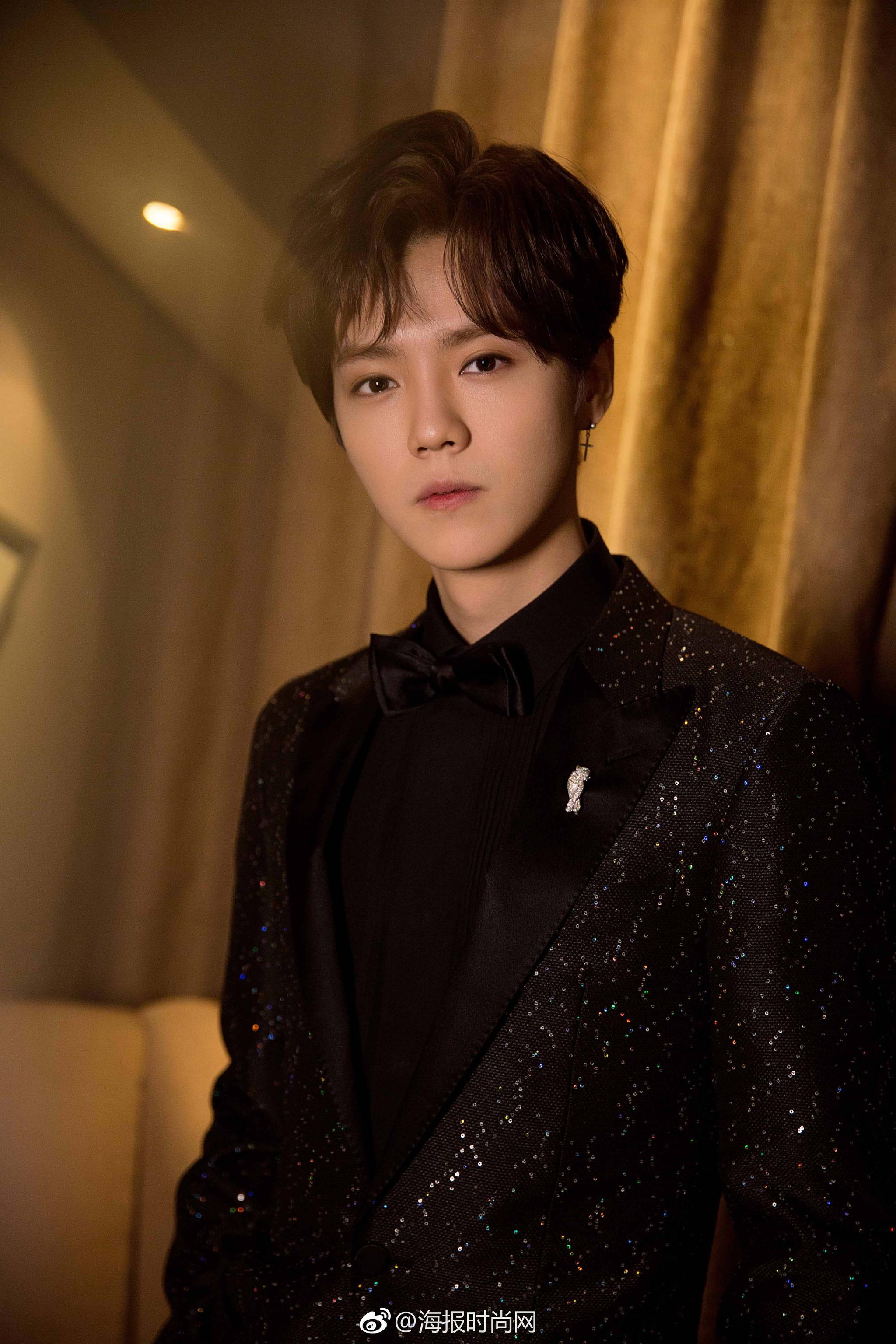 鹿晗@m鹿m 身着lanvin 2019早春系列黑色亮片西服套装