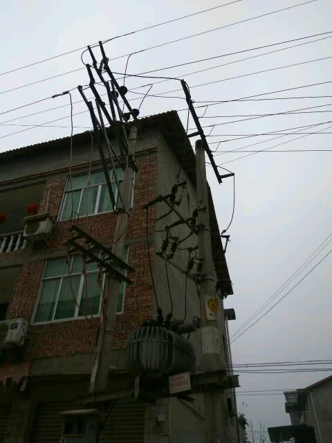 房子买在高压线旁边,心里不舒服,听听科学解读