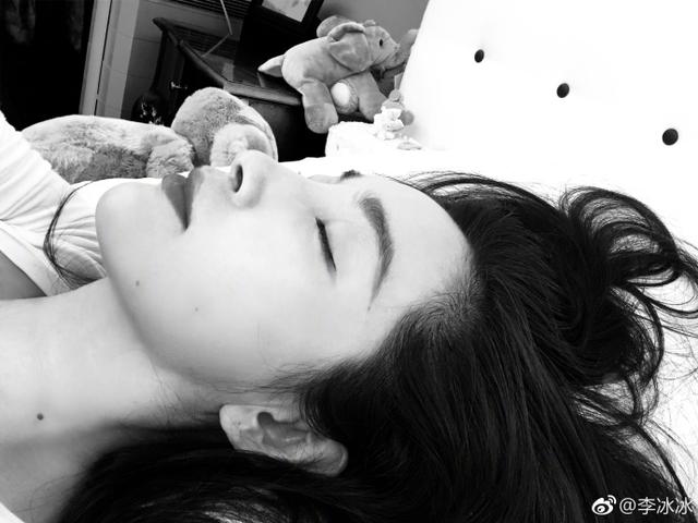 45岁的李冰冰躺床上自拍,视角很神秘,网友:白头发有点多!