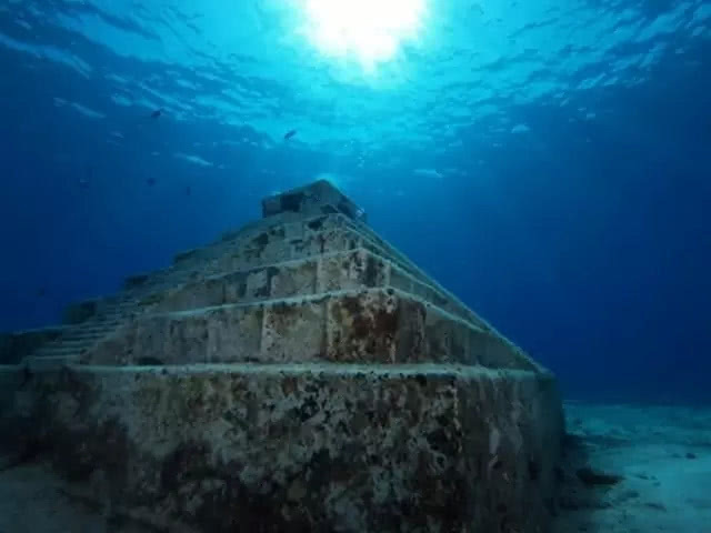 百慕大三角水下金字塔图片