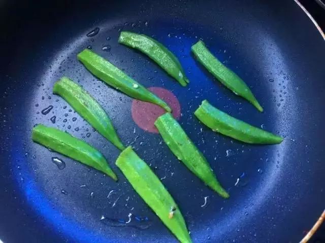 宝宝的手指食物、缓解便秘、补锌开胃的肉末秋