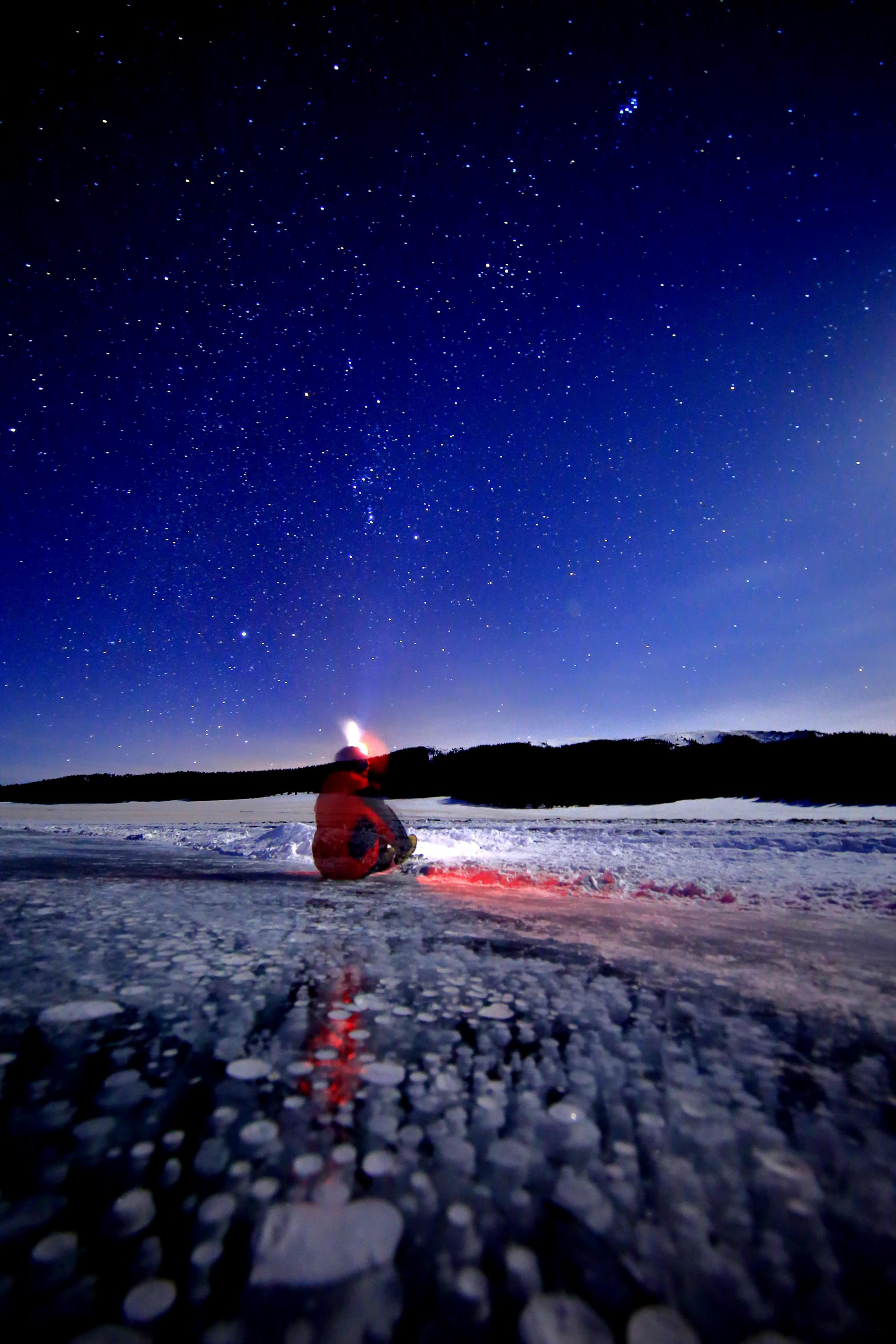 幽蓝色的冰泡背后水有多深?微距摄影,给你呈现惊艳的超级梦幻!