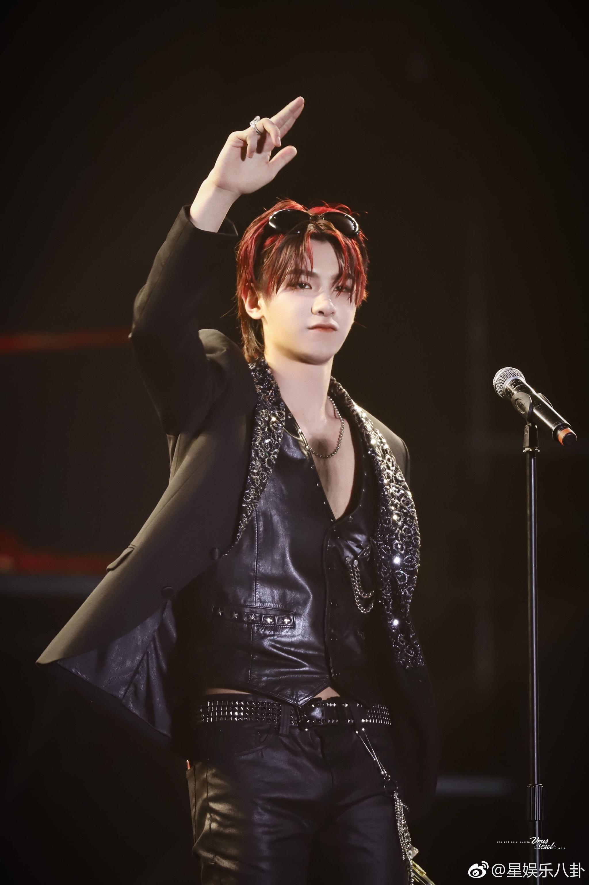 黄明昊亚洲音乐盛典舞台饭拍图:不羁发型,超酷皮裤,帅气十足