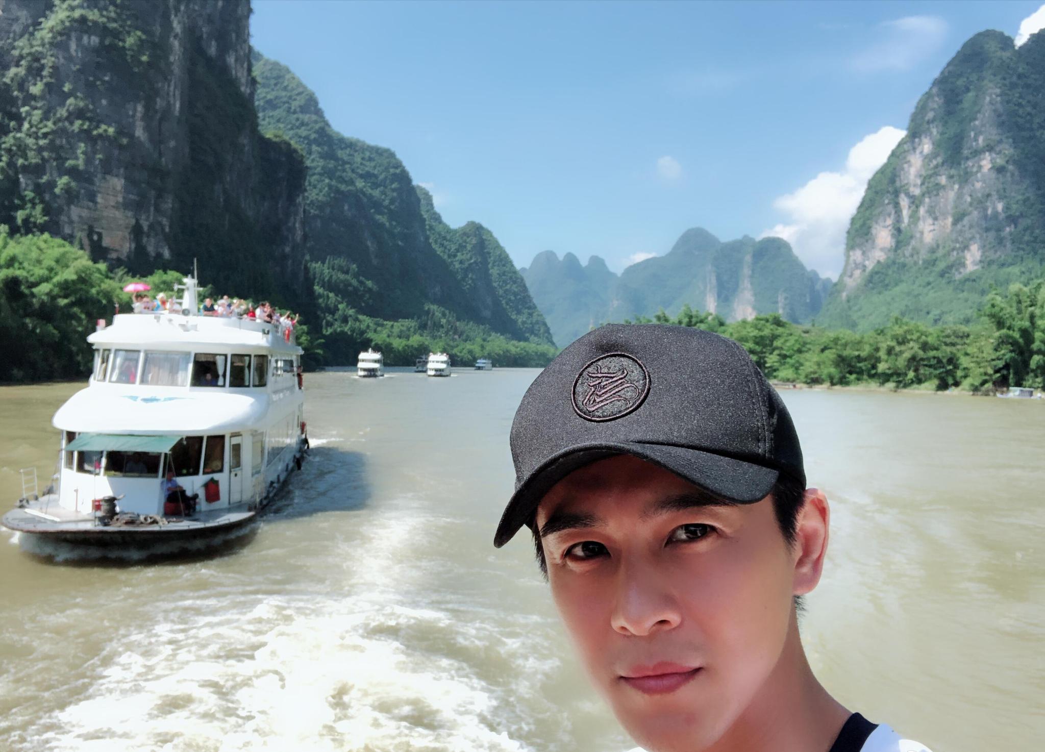 乔振宇晒新发型,角落的乐器暴露他的才华,网友:明明可以靠颜值