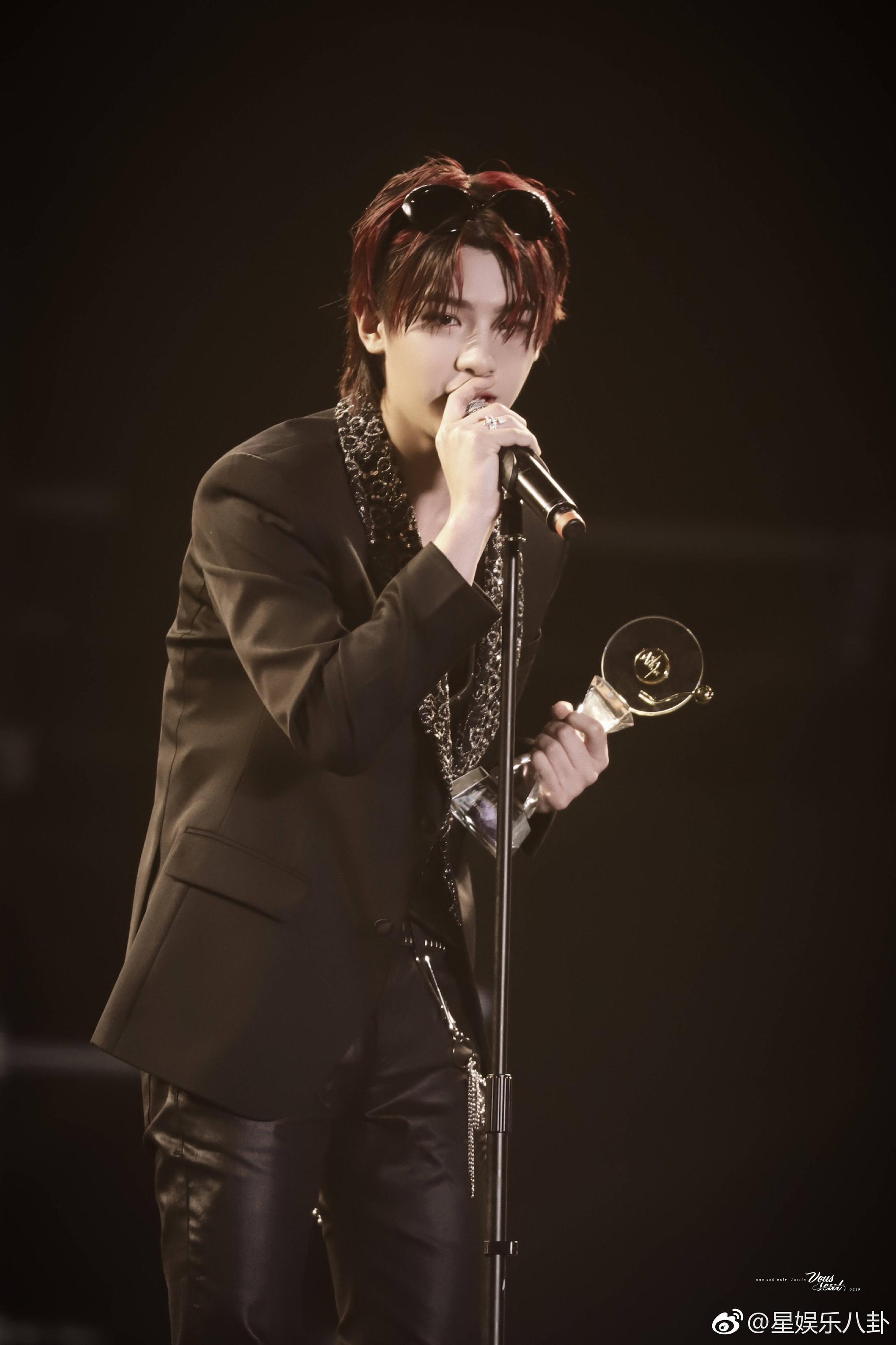 黄明昊亚洲音乐盛典舞台饭拍图:不羁发型,超酷皮裤,帅气十足